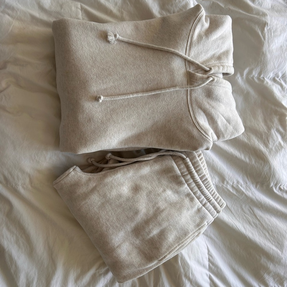 Aritzia sweat set in the heather light oatmeal colour